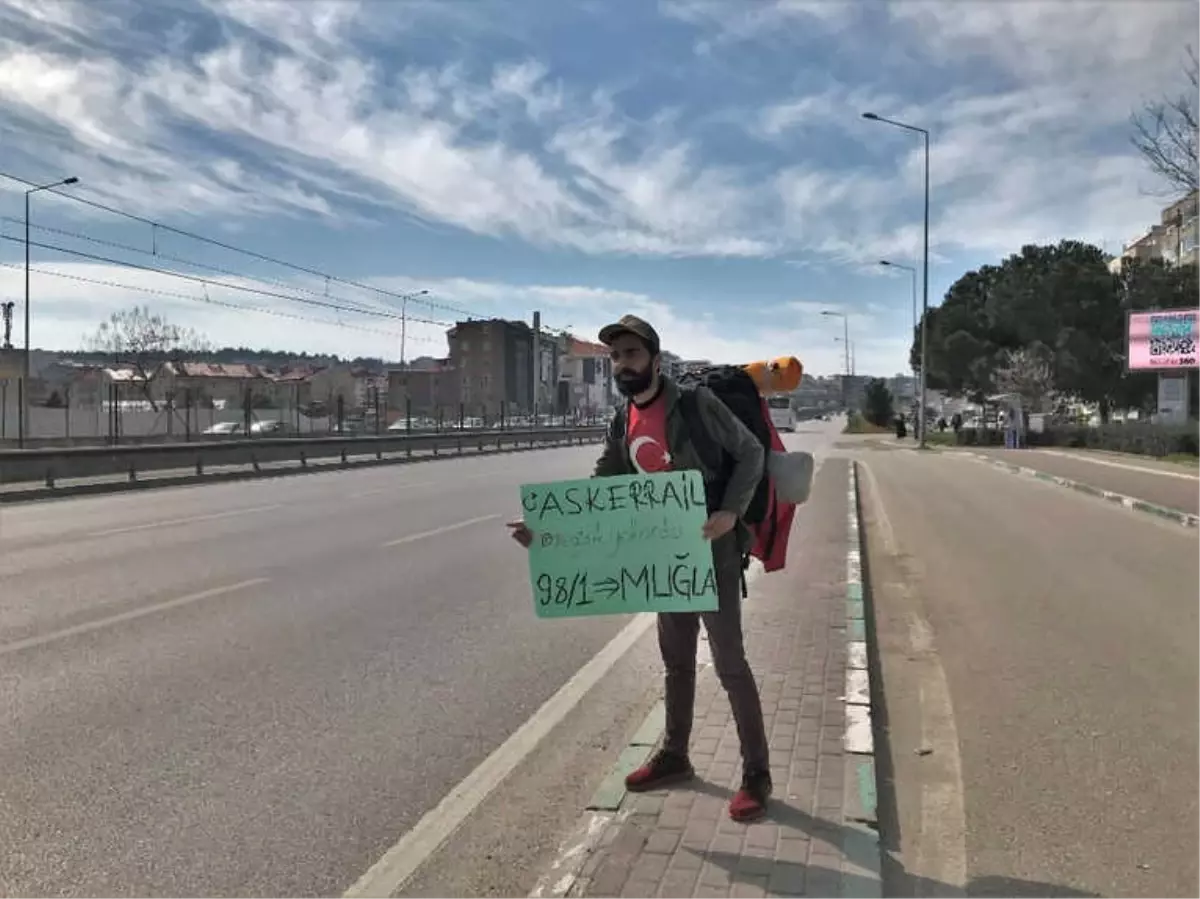 Otostopla Vatani Görevini Yapmaya Gidiyor