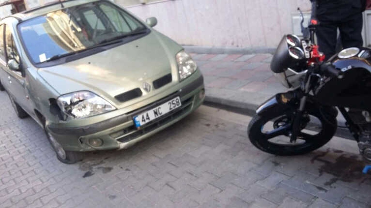 Park Halindeki Otomobile Çarpan Motosiklet Sürücüsünün Bacağı Kırıldı