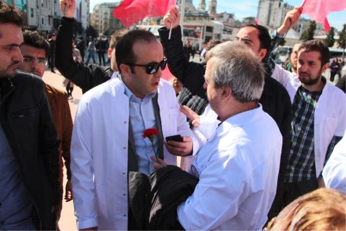 Tıp Bayramı\'nda Doktorlar Arasında İstiklal Marşı Gerginliği Yaşandı