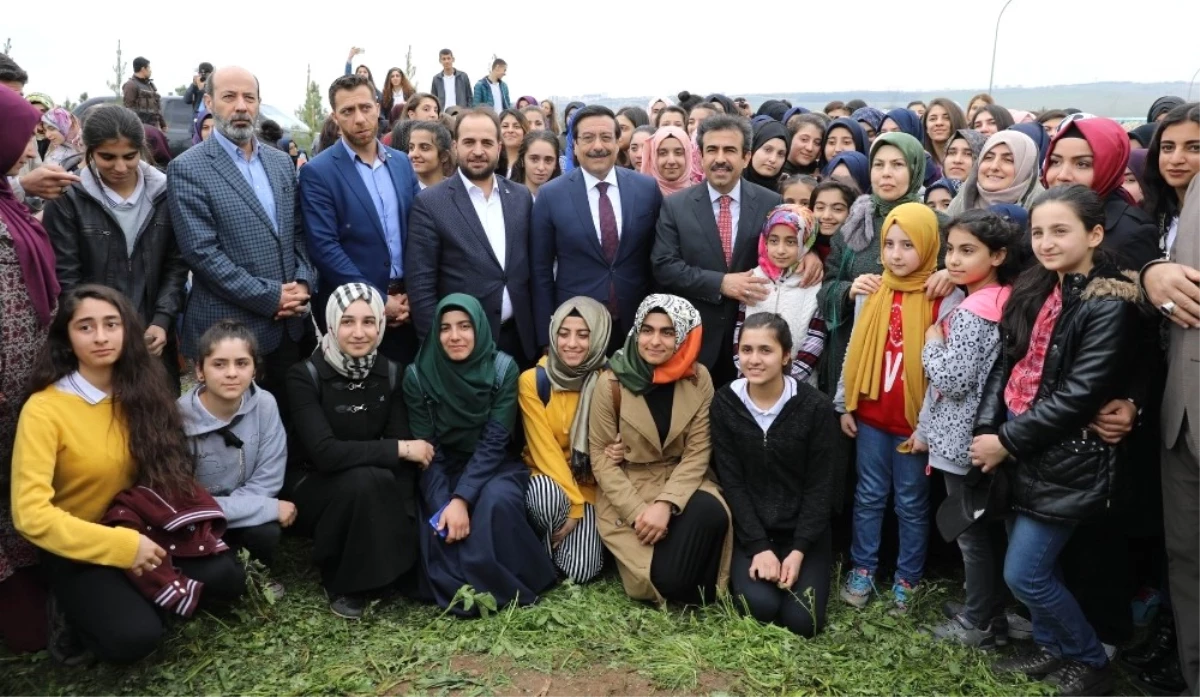 Tenzile Erdoğan Hatıra Ormanına Fidanlar Dikildi