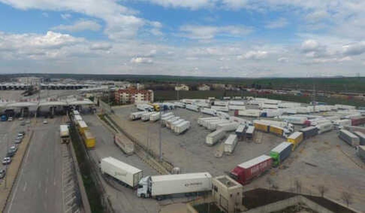 Tır\'lar 23 Kilometre Kuyruk Oluşturdu