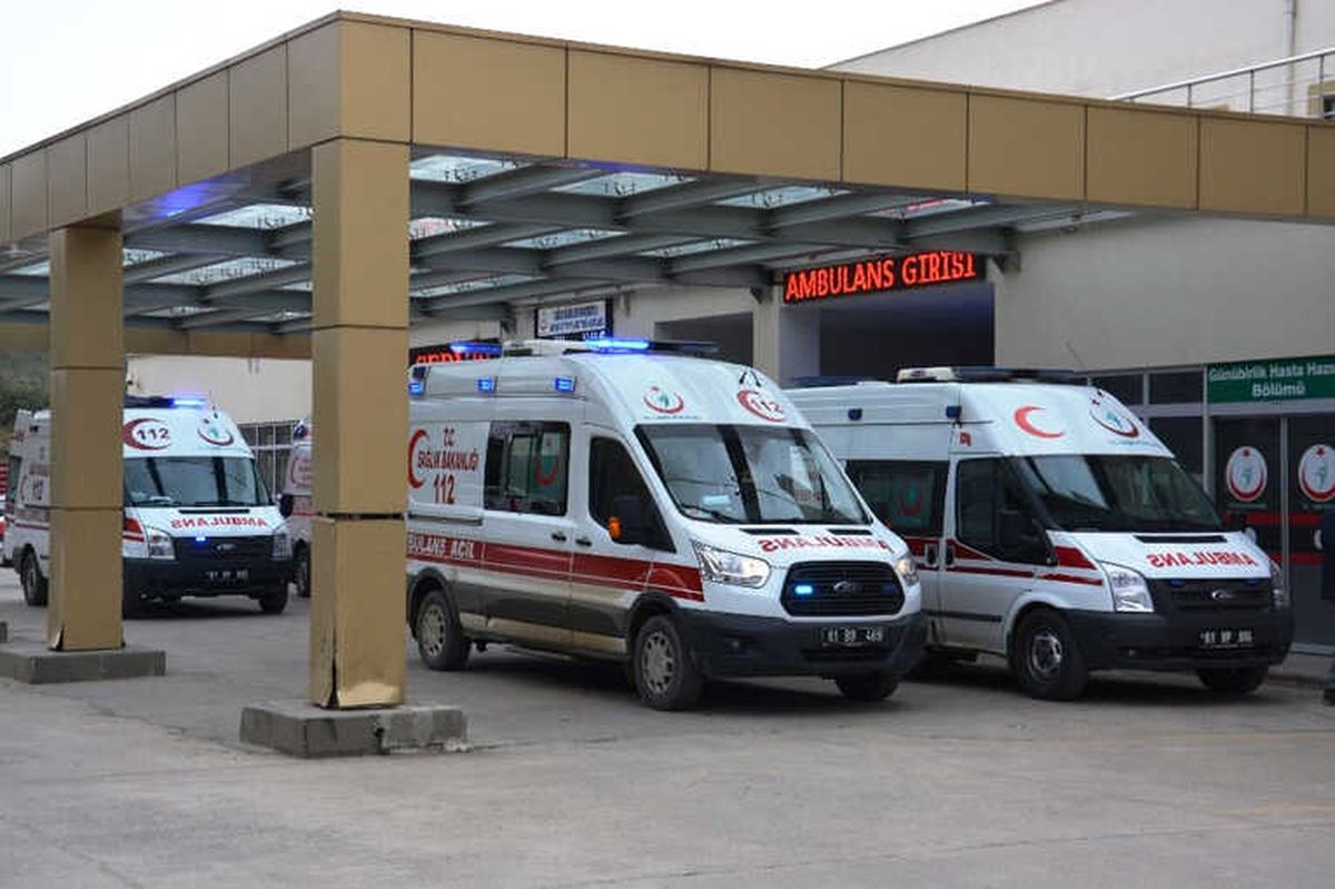Trabzon Havalimanı\'na Acil İniş Yapan Uçaktaki Hasta Kanuni Eğitim ve Araştırma Hastanesi\'ne...