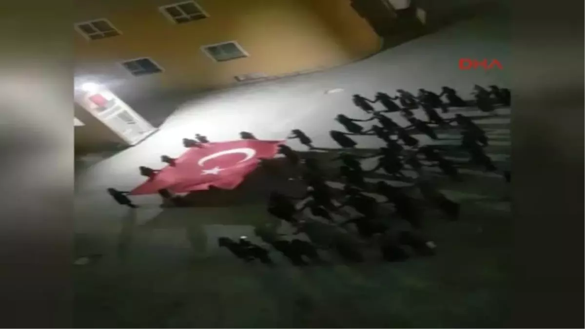 Ağrı Kyk Yurdunda Öğrenciler, Odalarının Işıklarıyla \'Afrin\' Yazdı