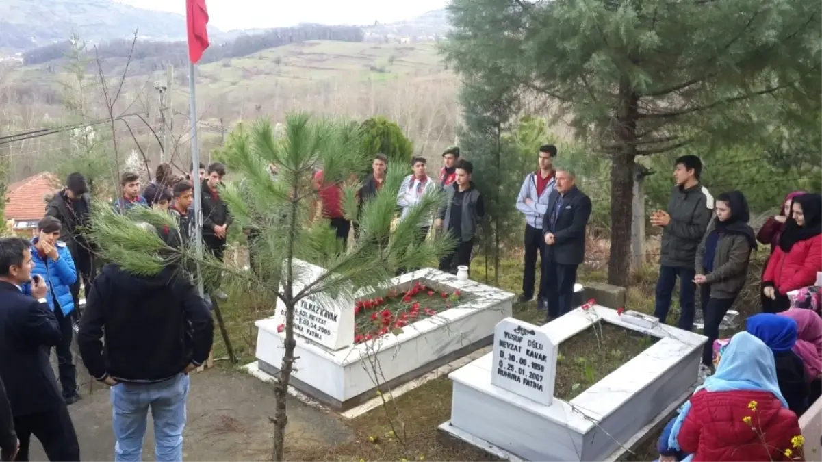 Asker ve Öğrencilerden Şehidin Mezarına Anlamlı Ziyaret