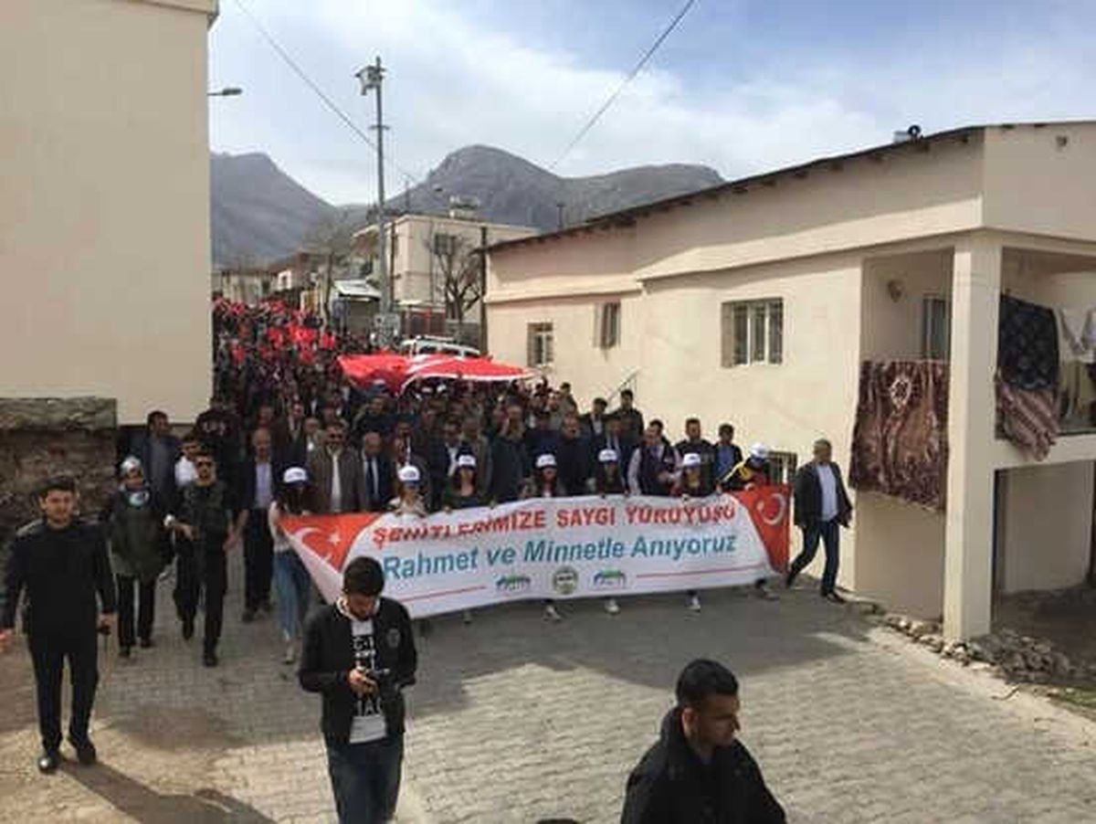 Eruh\'ta Binlerce Kişi Şehitlere Saygı İçin Yürüdü