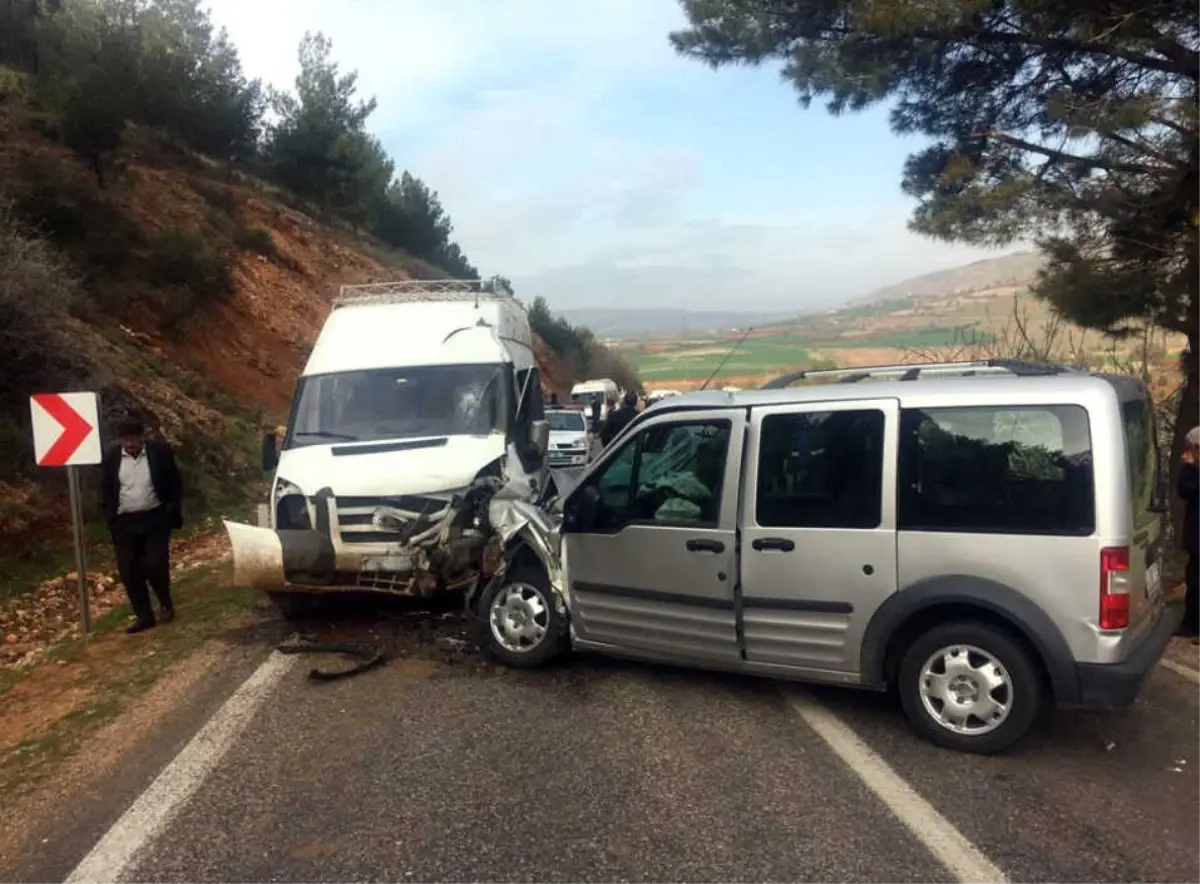 İşçi Servisi ile Hafif Ticari Araç Çarpıştı: 14 Yaralı