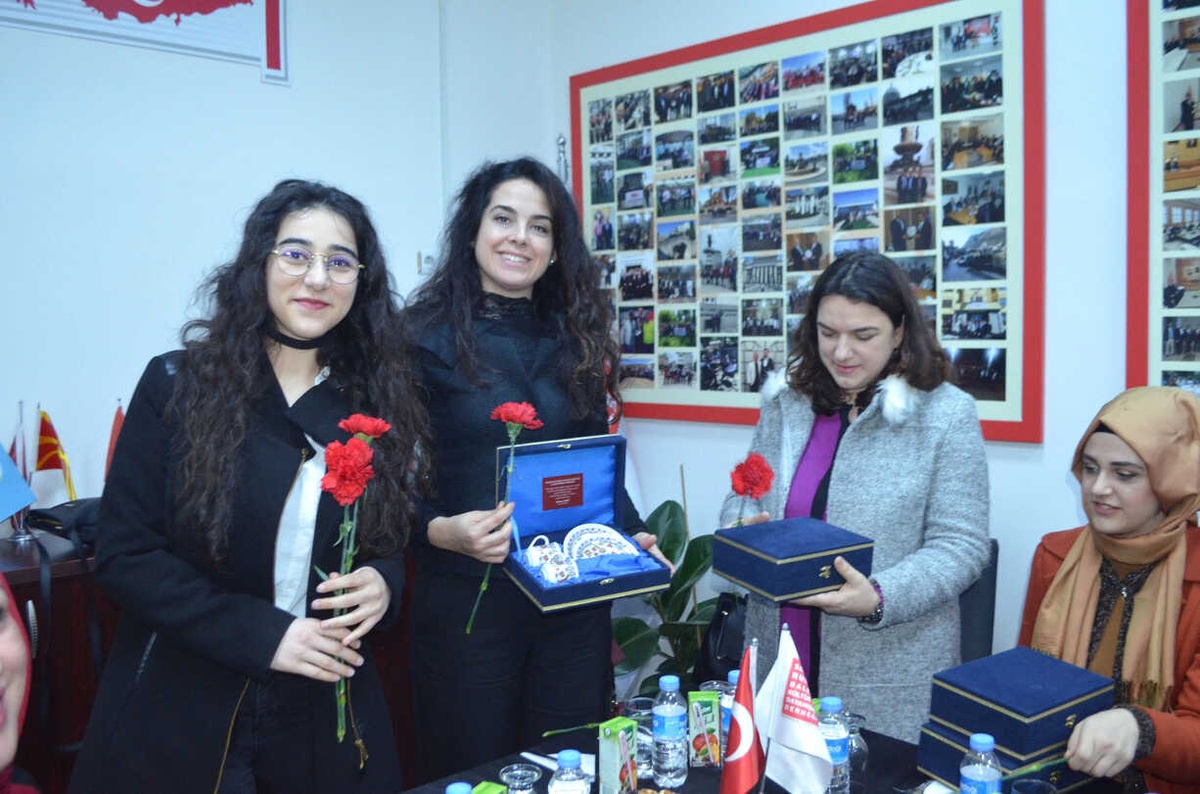 Kadınlara Kahve Fincanı Hediye Etti