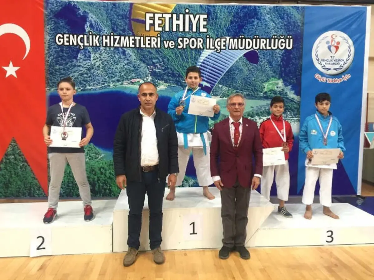 Karate Müsabakalarından Derece ile Döndüler