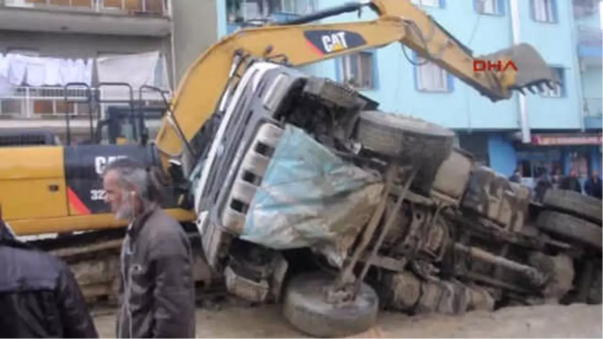 Manisa Altyapı Çalışmalarında Kamyon Biranda Çöken Yolda Devrildi