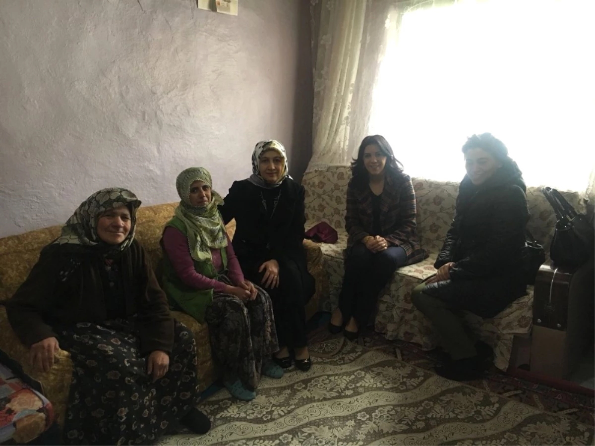Nilgün Azizoğlu, Okuma Yazma Seferberliği İçin Köyleri Ziyaret Ediyor