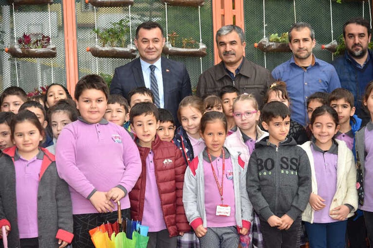 Öğrencilerden "Geri Dönüşümden Çiçek Bahçesi Projesi"