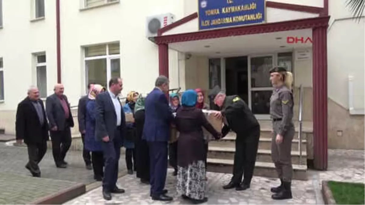 Trabzon Yomra\'da Kadınlar Afrin\'de Ki Askerler İçin 240 Bere Ördü