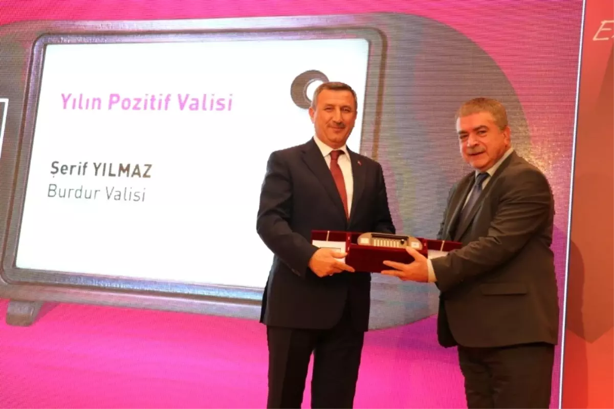 Vali Yılmaz\'a "Yılın Pozitif Valisi" Ödülü