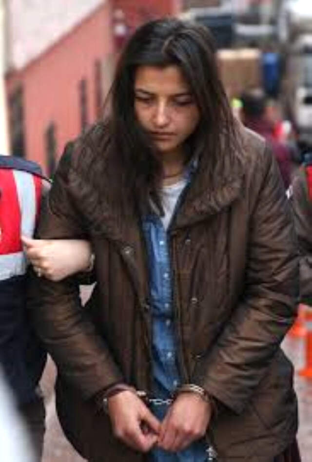 Dedikodularını Yaptığı İçin 2 Kız Torun Babaannelerini Öldürmüş