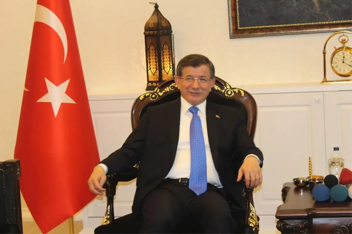 Eski Başbakan Davutoğlu Van\'da