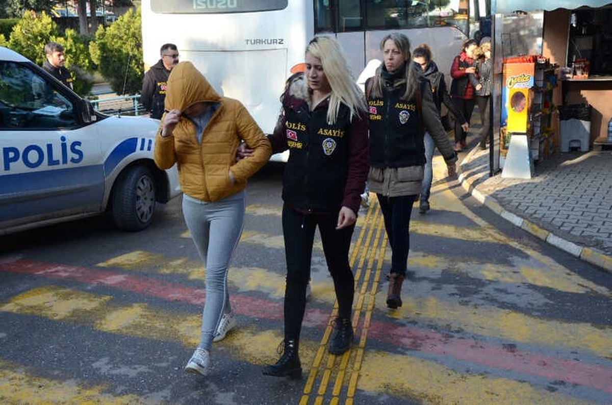 Fuhuş Operasyonunda Gözaltına Alınan 22 Kişi Sağlık Kontrolünden Geçirildi