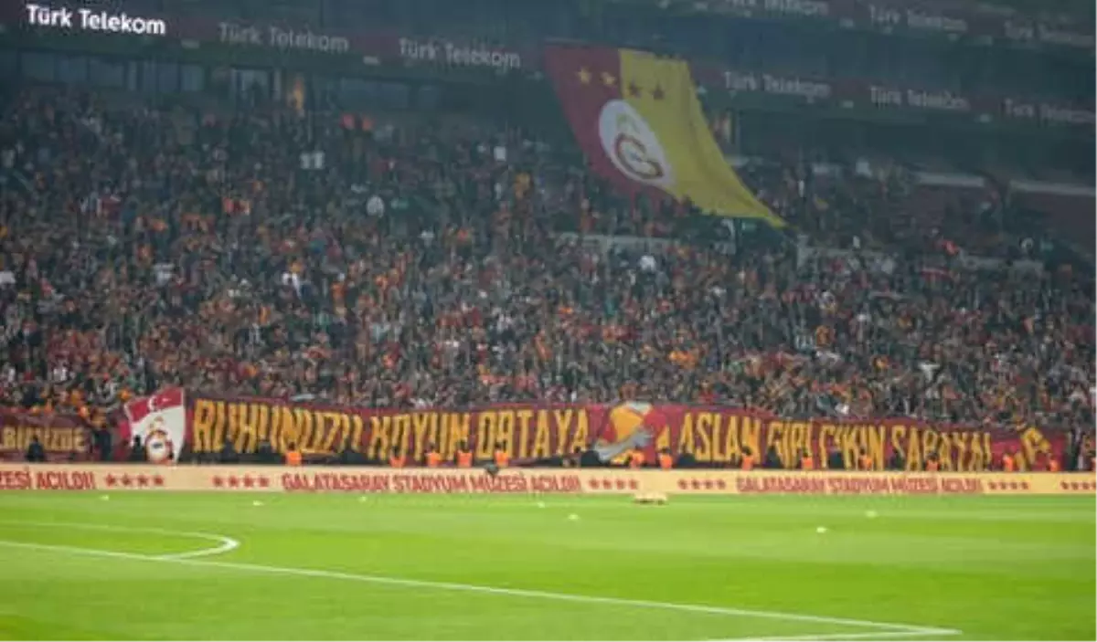 Galatasaray\'a Derbi Öncesi Taraftar Desteği