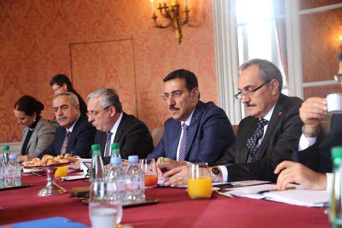 Gümrük ve Ticaret Bakanı Tüfenkci Paris\'te