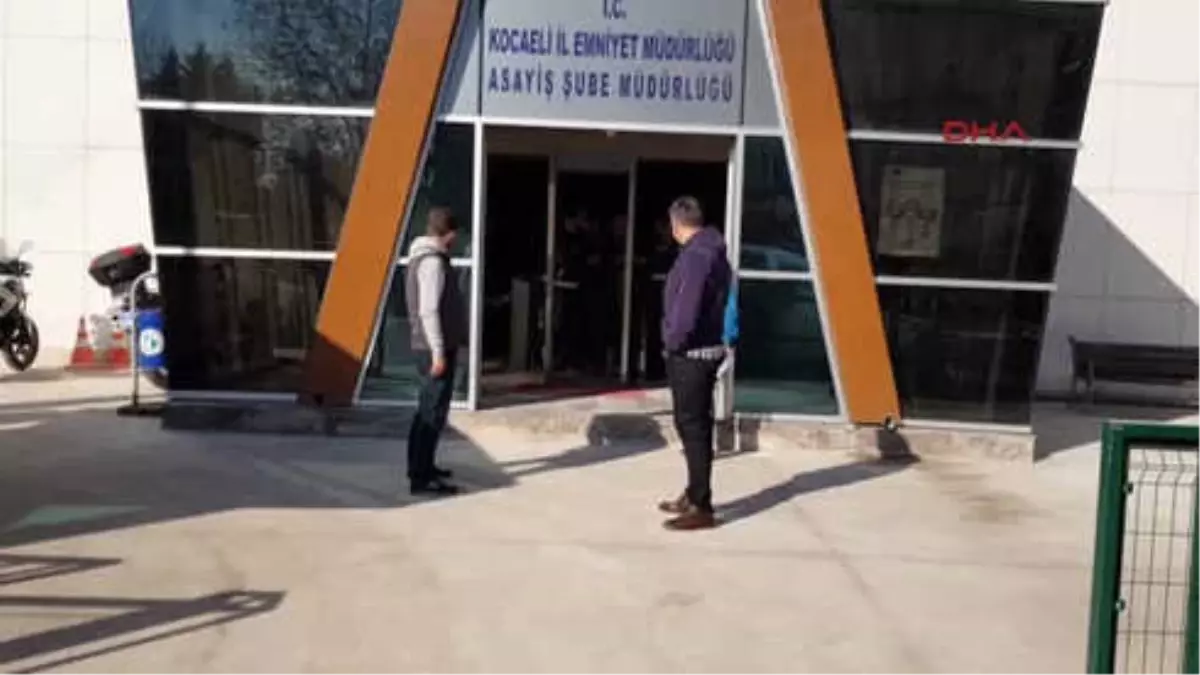 İzmit - Kargo\' Diyerek Eve Girip 66 Yaşındaki Kadını Darp Edenler Yakalandı