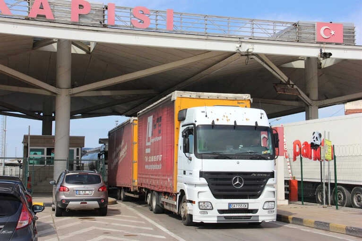 Kapıkule\'de Rekor Kıran Tır Kuyruğu Azalmaya Başladı: 20 Kilometre