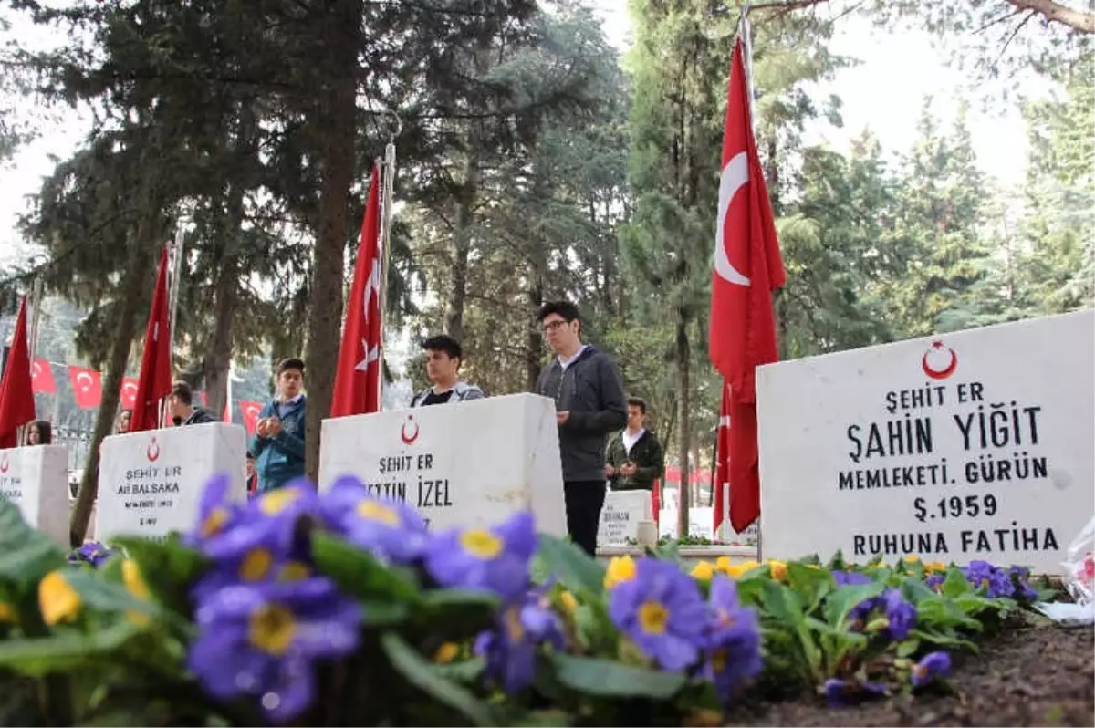 Lise Öğrencileri Şehitliği Ziyaret Edip, Şehit Annesinin Elini Öptü