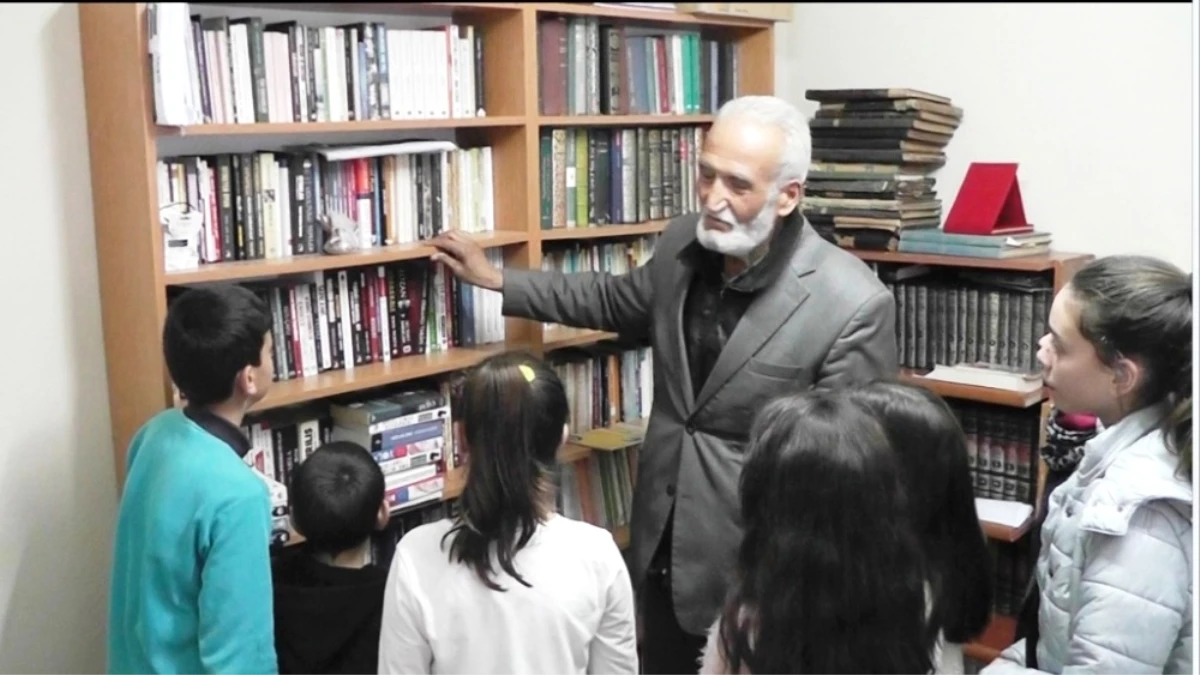 Ödemişli Tarih Araştırmacısı Kitaplarını Çocuklara Açtı