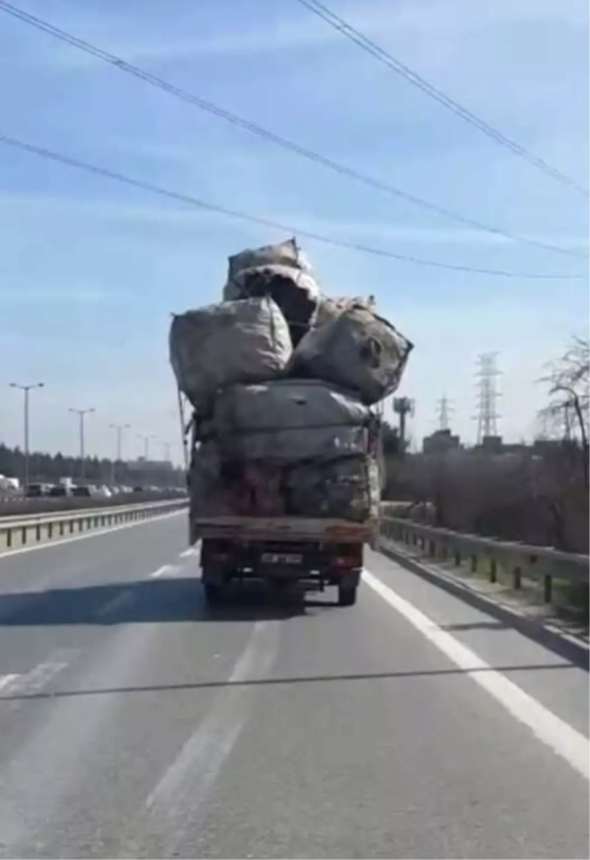 İstanbul\'da Aşırı Yüklü Kamyon Tehlike Saçtı