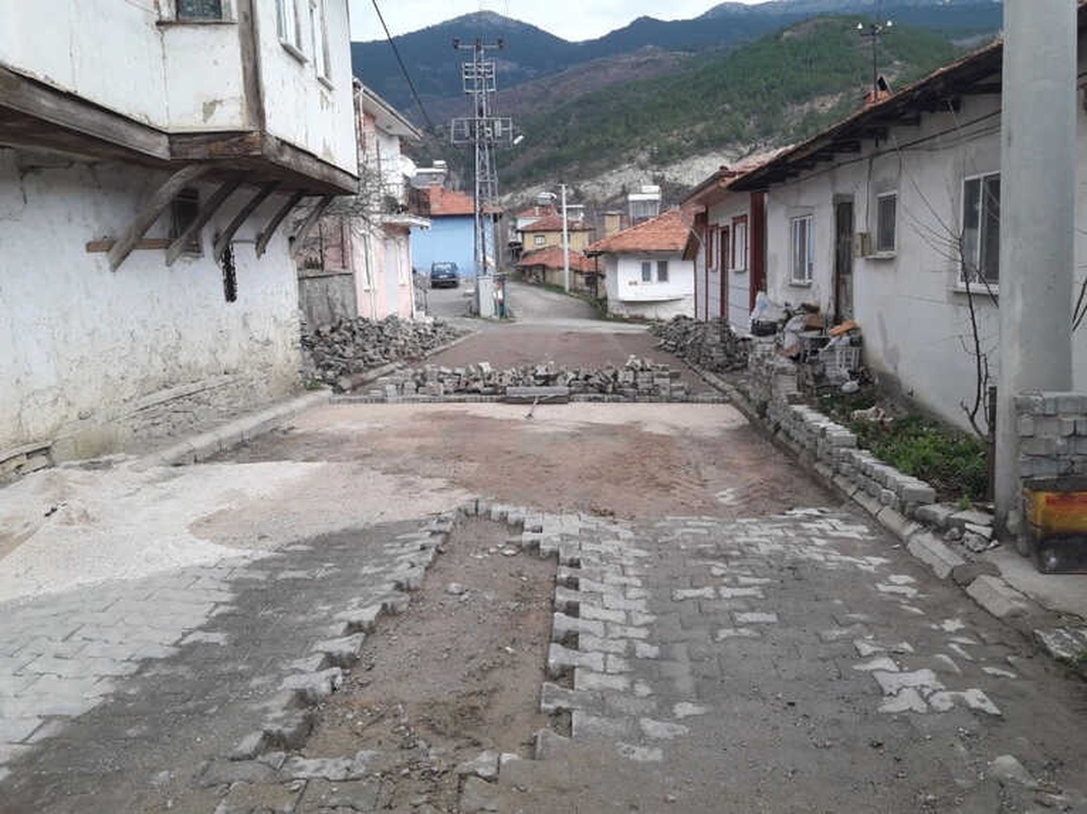 Şaphane Belediyesi\'nden Kilitli Parke Taşı ve Bordür Döşeme Çalışması