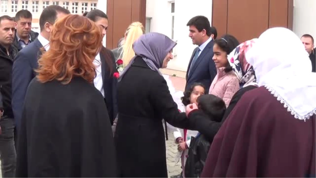 Sare Davutoğlu, Erciş\'teki Kız Öğrenci Yurdunu Ziyaret Etti