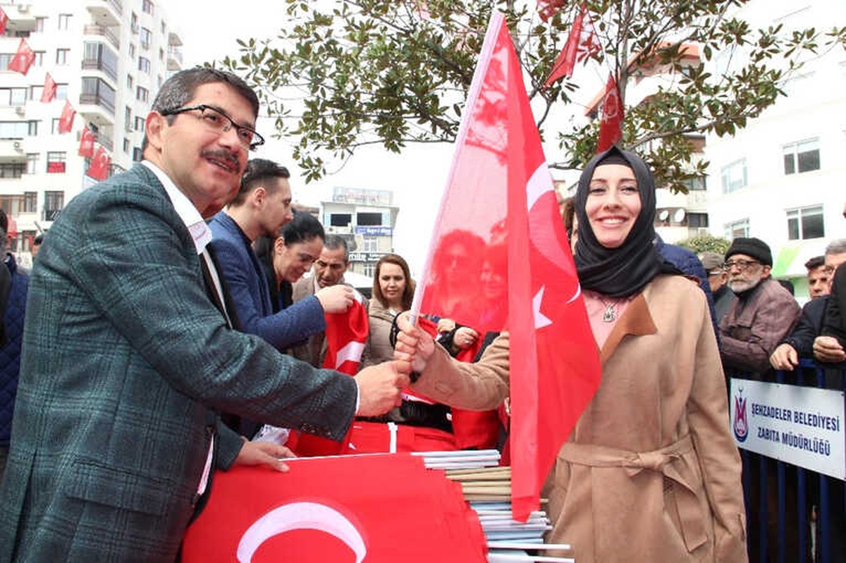 Şehzadeler Belediyesi 18 Mart Şehitler Günü Dolaysıyla Mehter Eşliğinde Bayrak Dağıtıp Şehitleri...