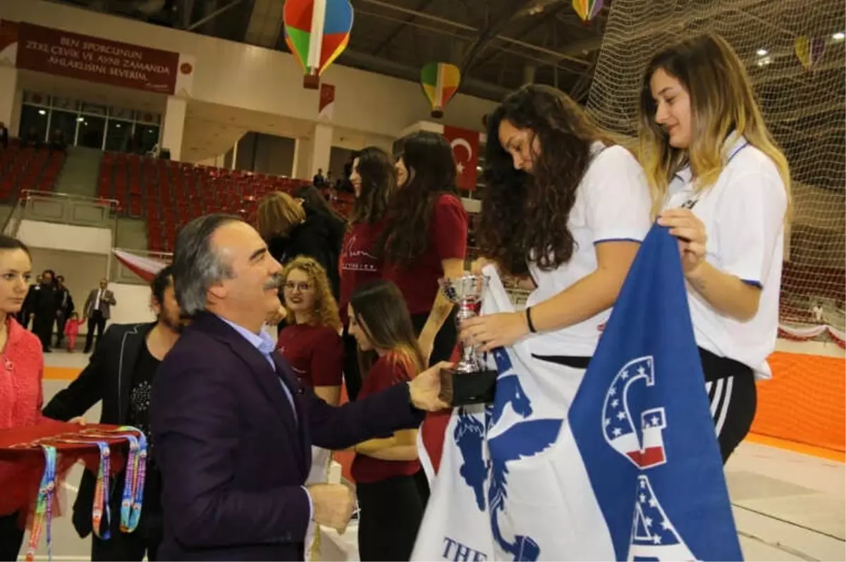 Üniversiteler Arası Türkiye Eskrim Şampiyonası Ödüllerini Rektör Bağlı Verdi