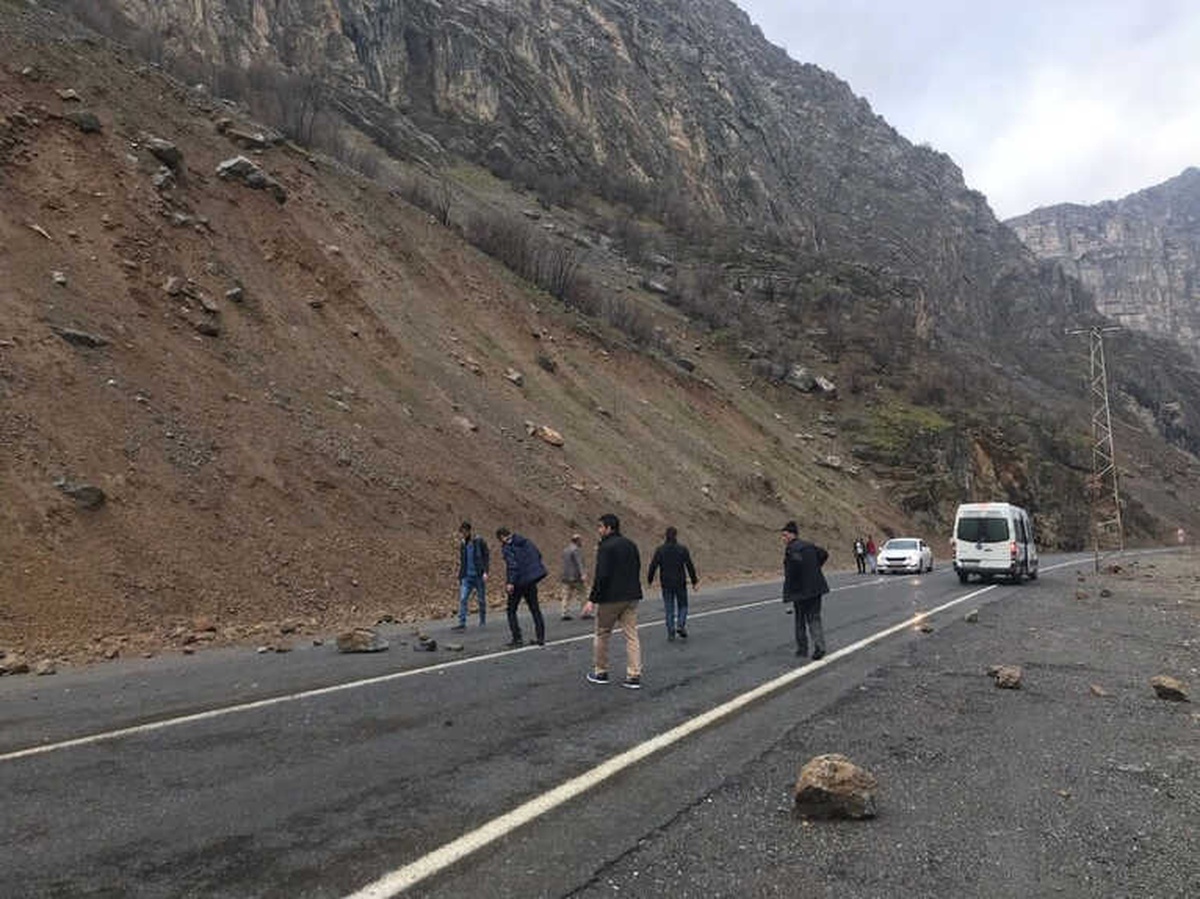 Yağışlarla Birlikte Karayoluna Kaya Parçaları Düştü