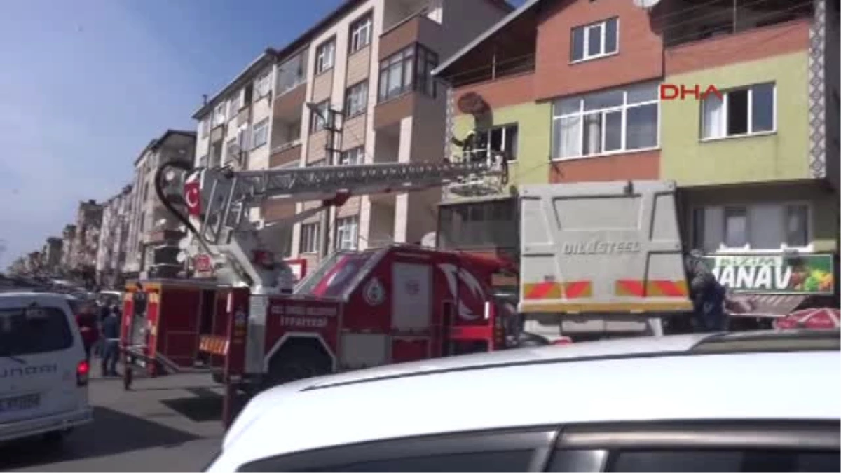 Zonguldak Yangın Nedeniyle Binadan Çıkamayan 3 Kadını İtfaiye Kurtardı