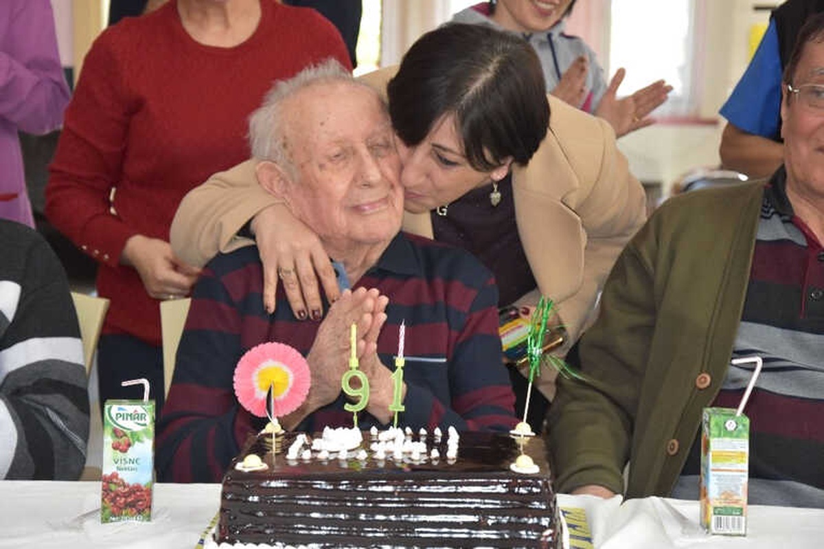 91\'lik Dede Doğum Gününü Sevdikleriyle Kutladı