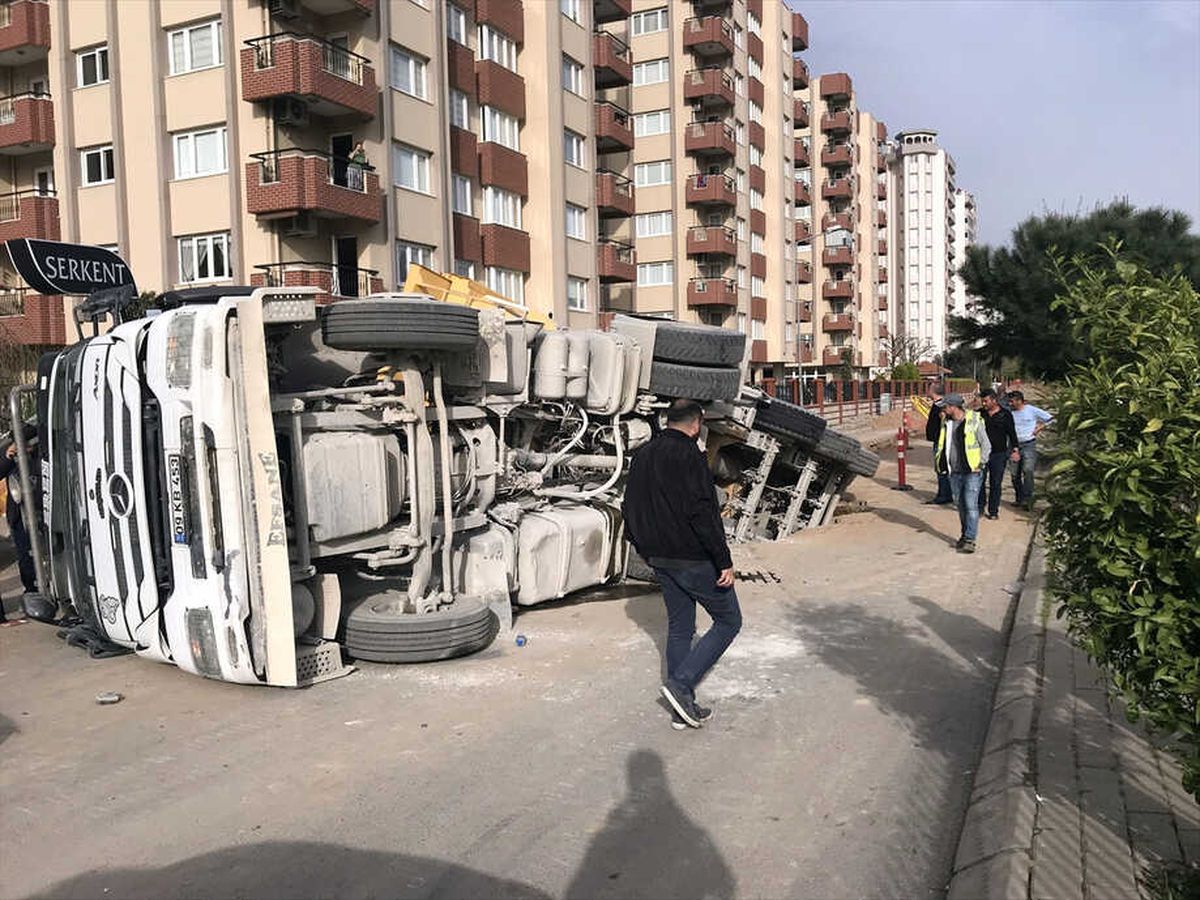 Aydın\'da Hafriyat Kamyonu Devrildi: 1 Yaralı