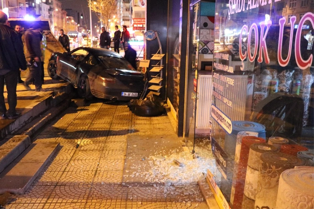 Bağdat Caddesi\'nde Hızını Alamayan Lüks Otomobil Dükkana Daldı