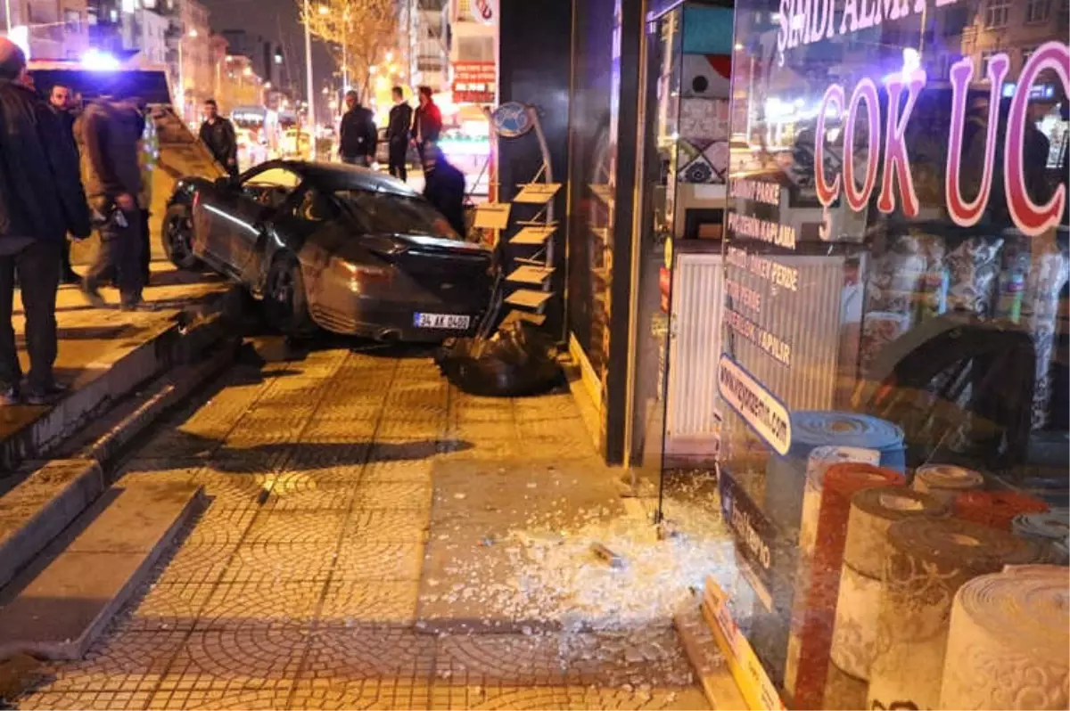 Bağdat Caddesi\'nde Hızını Alamayan Lüks Otomobil Dükkana Daldı