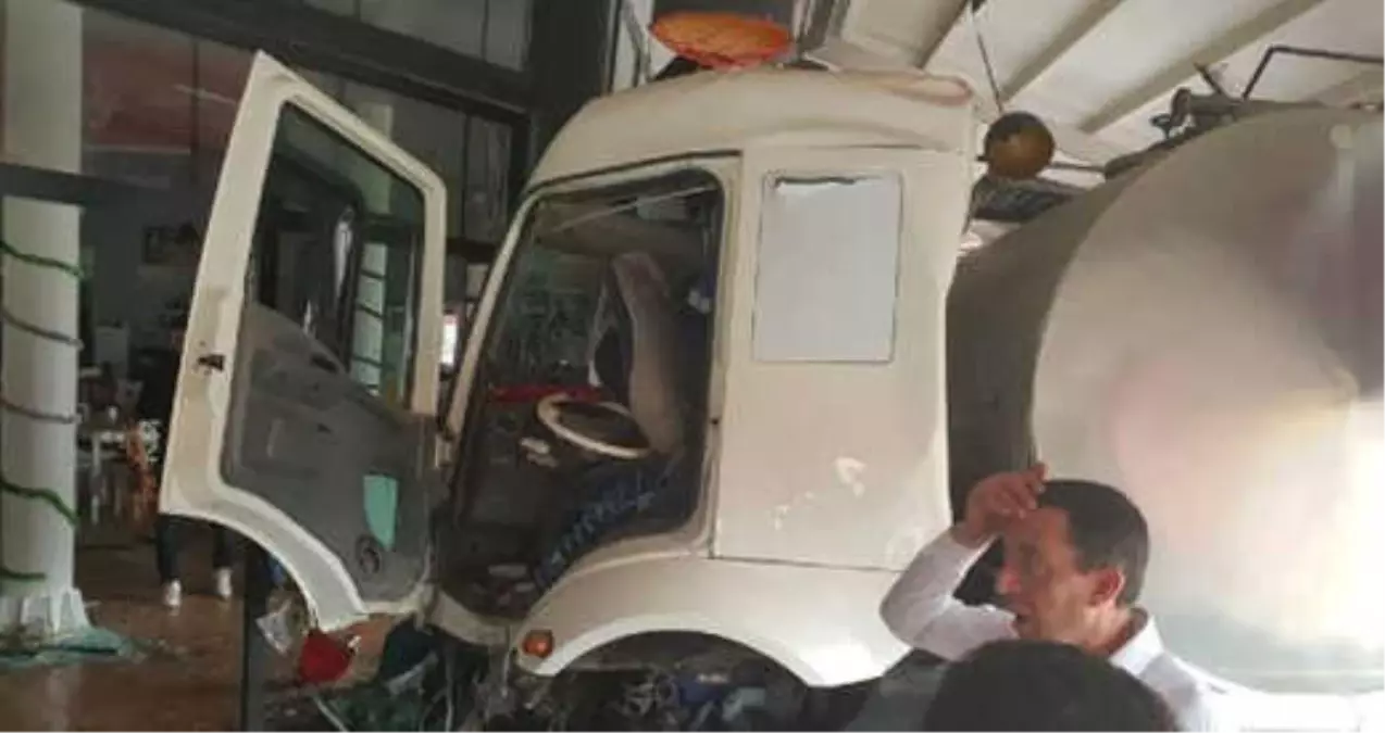 Süt Yüklü TIR İki Otomobile Çarptıktan Sonra Kafeye Daldı: 8 Yaralı