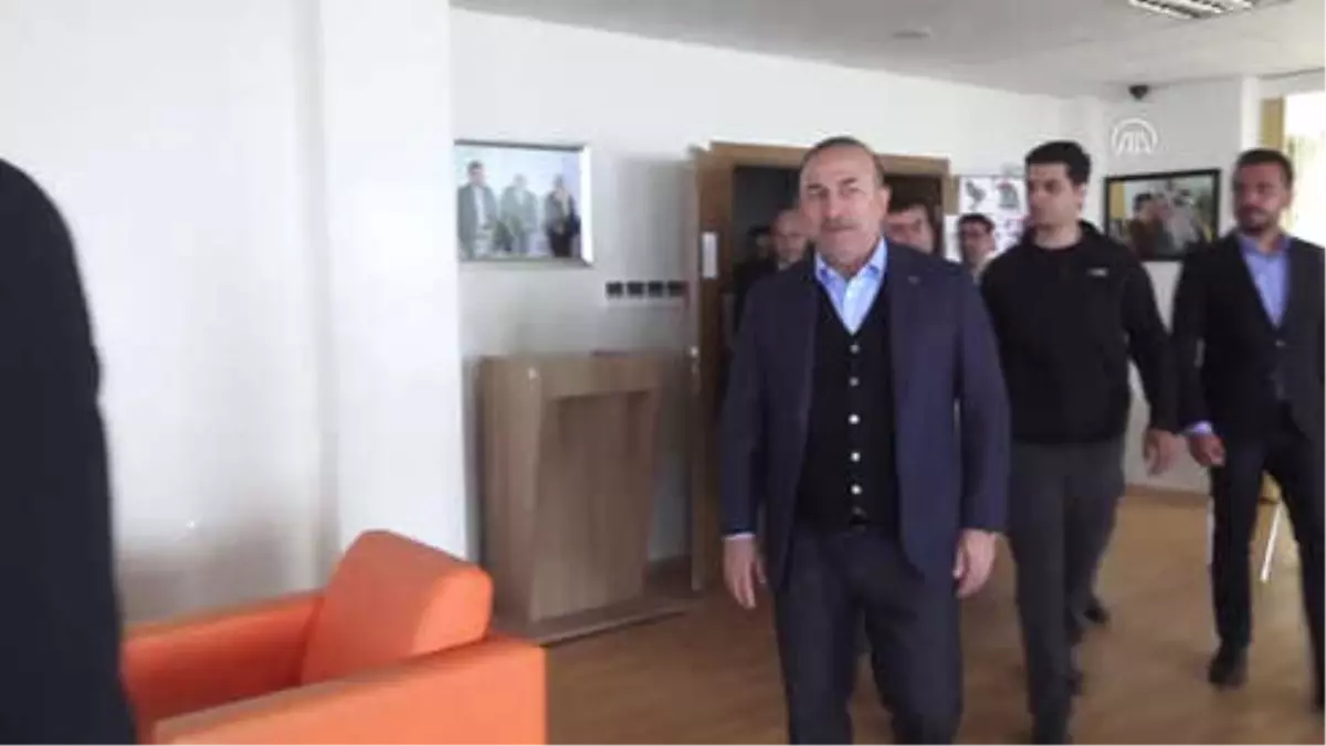 Dışişleri Bakanı Çavuşoğlu\'ndan Huzurevine Ziyaret