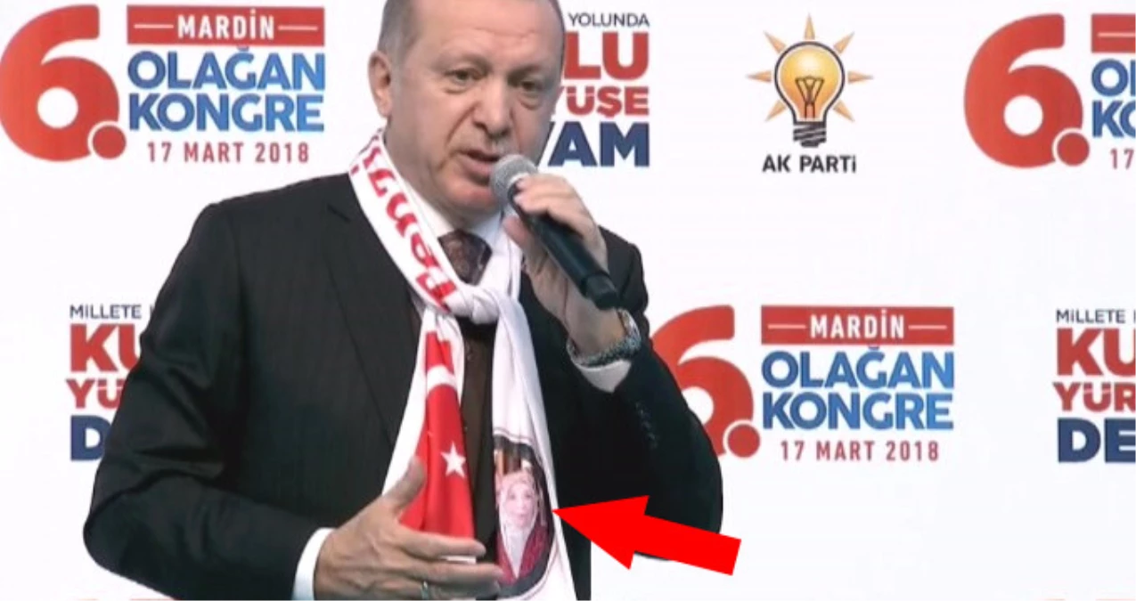Erdoğan, Merhum Annesinin Fotoğrafının Olduğu Atkıyı Boynuna Taktı