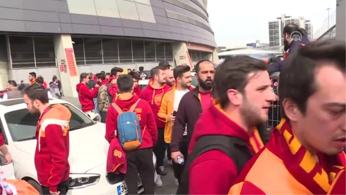 Galatasaray\'lı Taraftarlar Otobüslerle Kadıköy\'e Doğru Hareket Etti