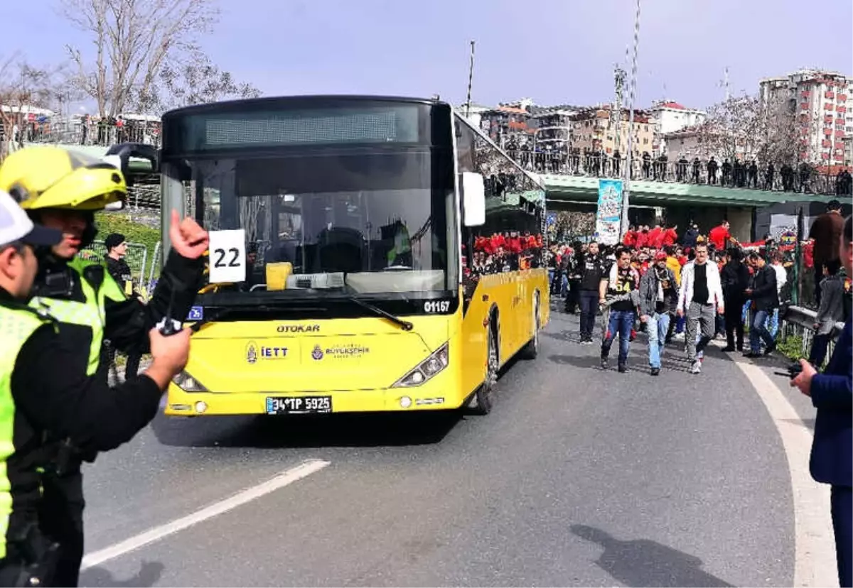 Galatasaray Taraftarları Kadıköy\'e Geldi