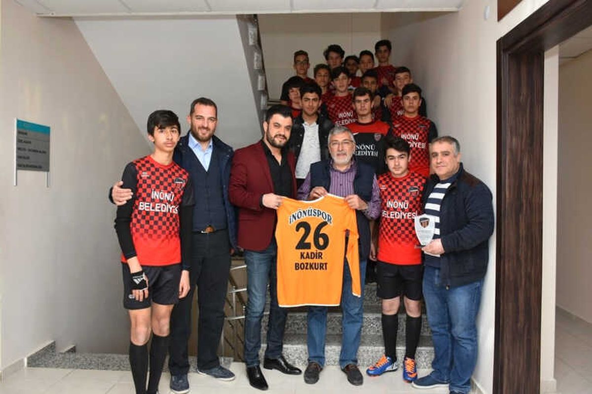 Genç Oyunculardan Başkan Bozkurt\'a Teşekkür Ziyareti
