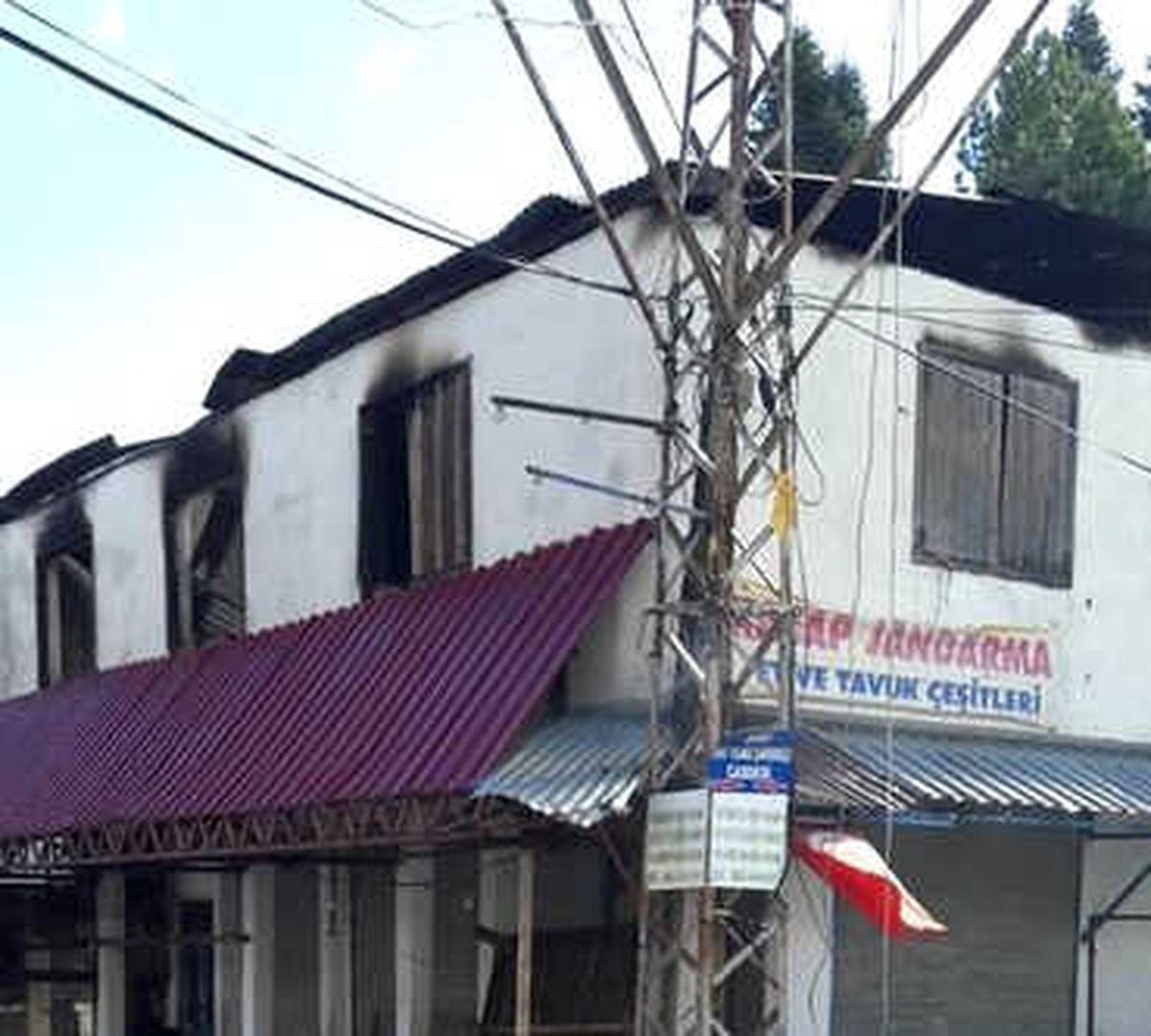 Osmaniye\'de Çıkan Yangında Bir İş Yeri ve Dört Ev Yandı