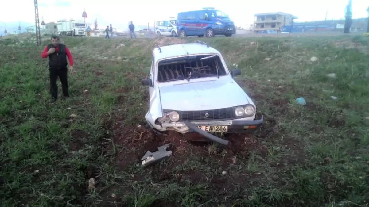 Otomobil ile Pikap Çarpıştı: 3 Yaralı