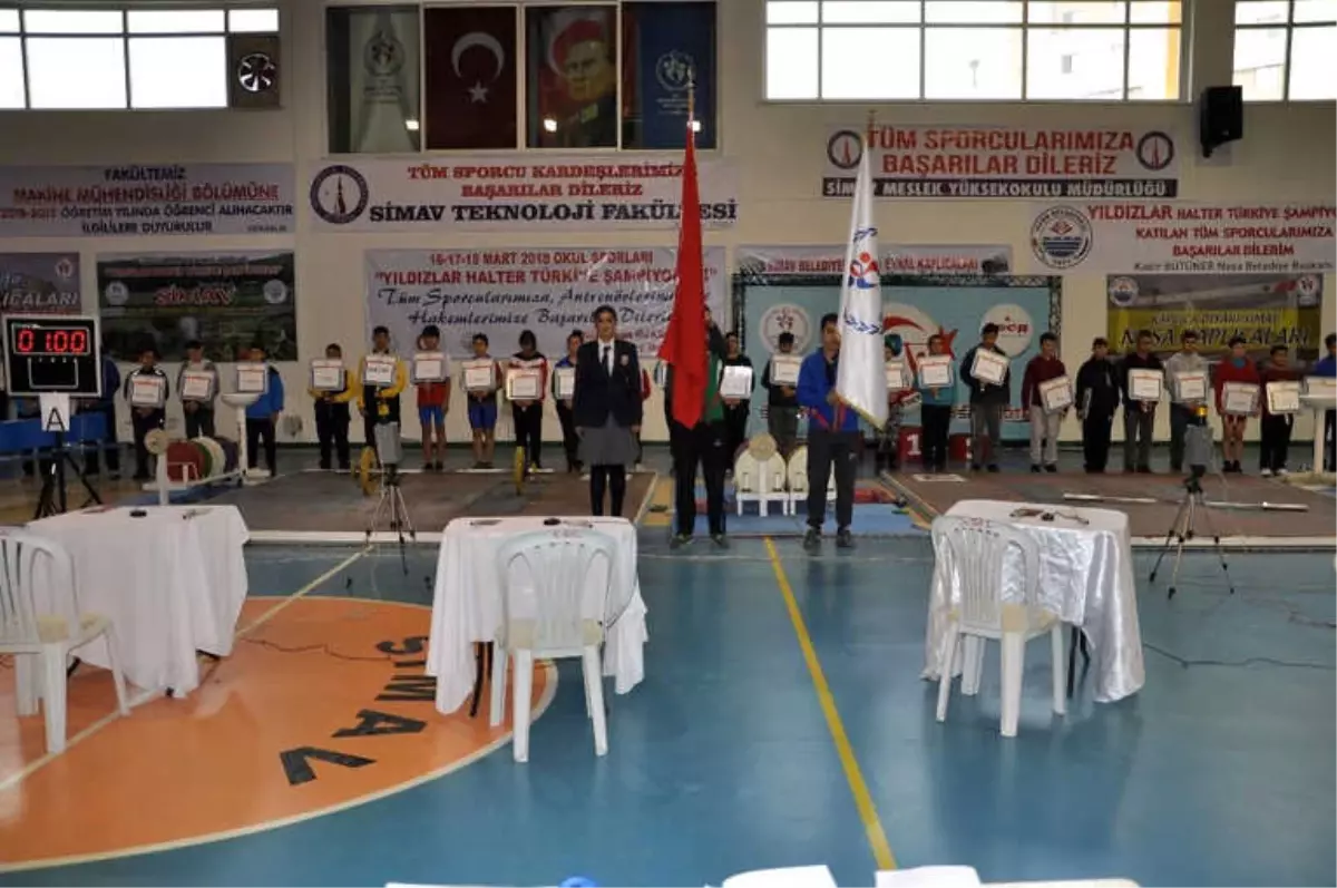 Türkiye\'nin Yıldız Haltercileri Simav\'da Yarışıyor