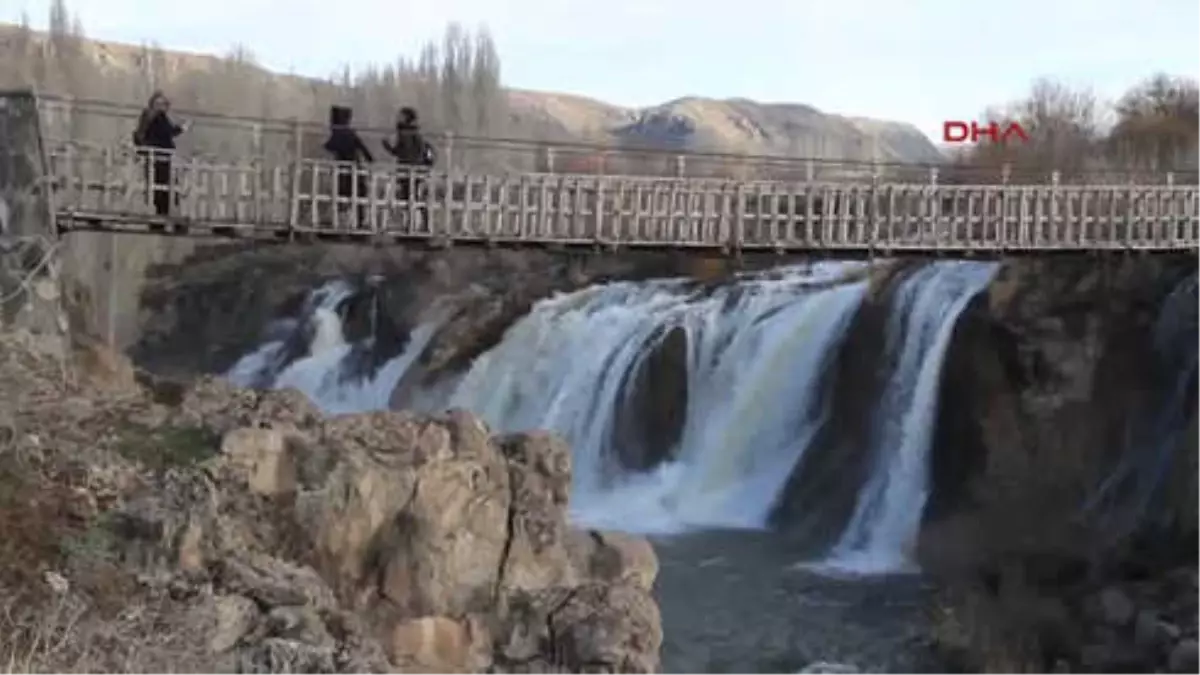 Van Muradiye Şelalesi Baharla Birlikte Coştu-Hd