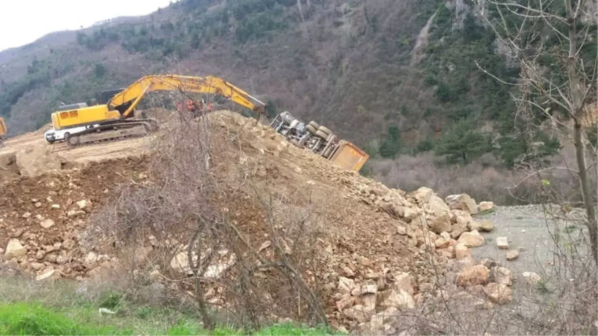 Yol Çalışmasında Hafriyat Kamyonu Devrildi