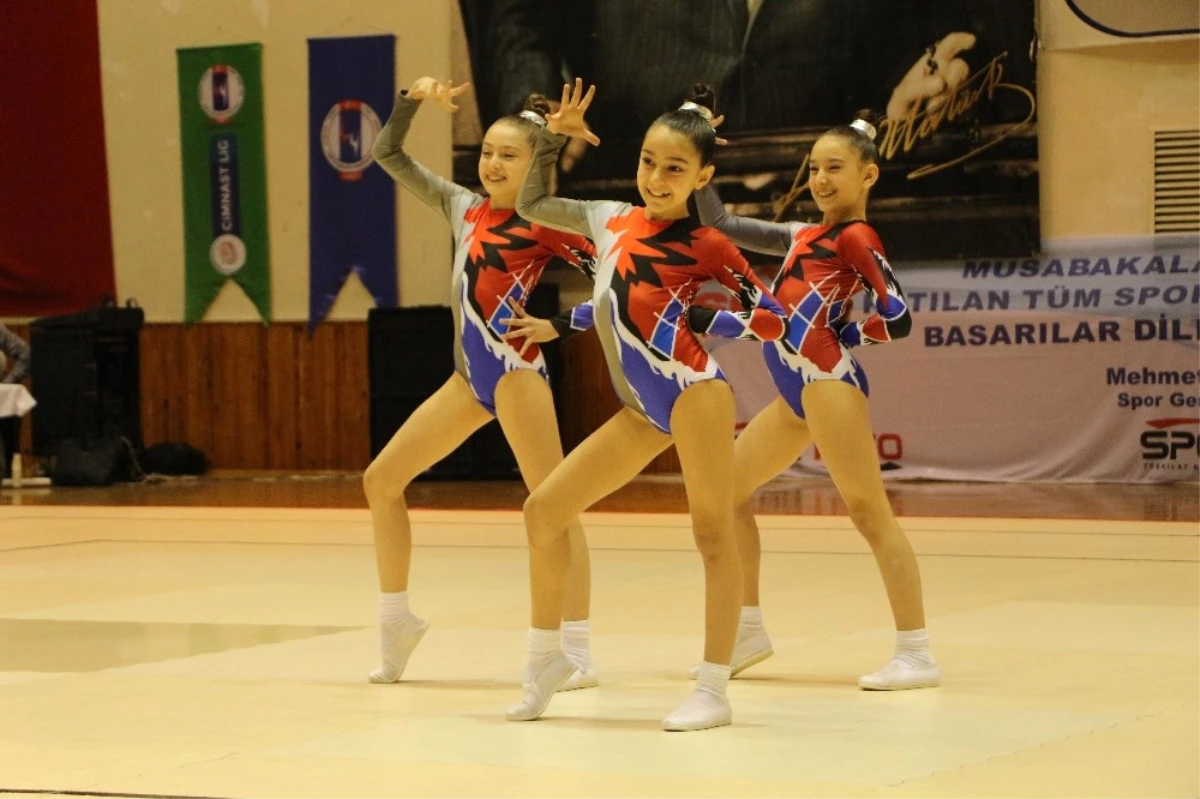 Aeorobik Jimnastik Minikler Karşılaşmaları Kuşadası\'nda Başladı