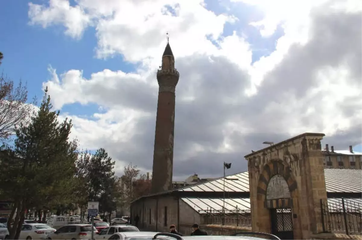 Anadolunun Eğri Minareleri Sırrını Koruyor.